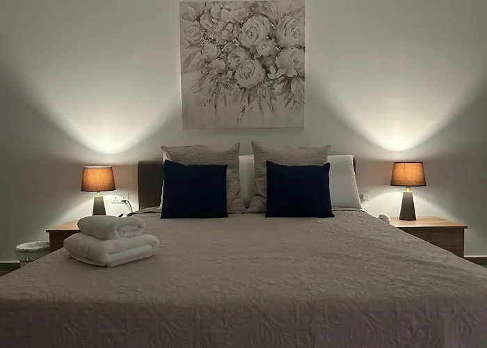 3 Bedroom Seaside Luxury Accommodation - Sleeps 8