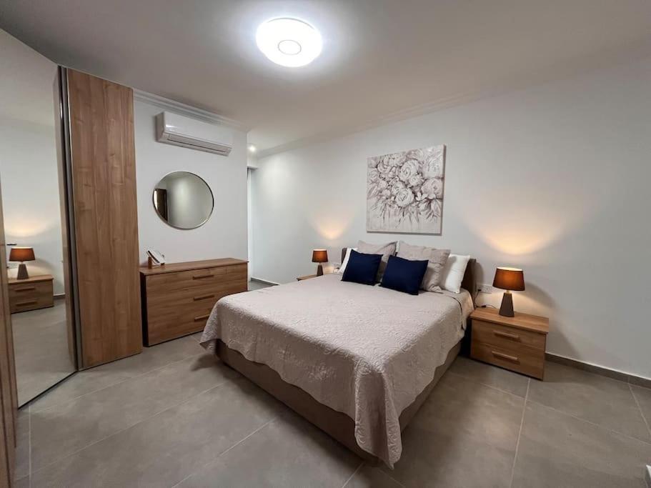 3 Bedroom Seaside Luxury - Sleeps 8 *