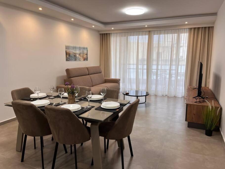 3 Bedroom Seaside Luxury - Sleeps 8