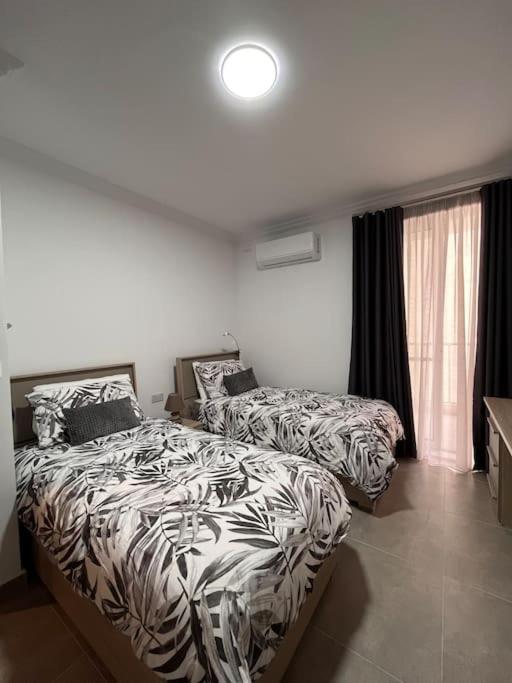 3 Bedroom Seaside Luxury - Sleeps 8 *