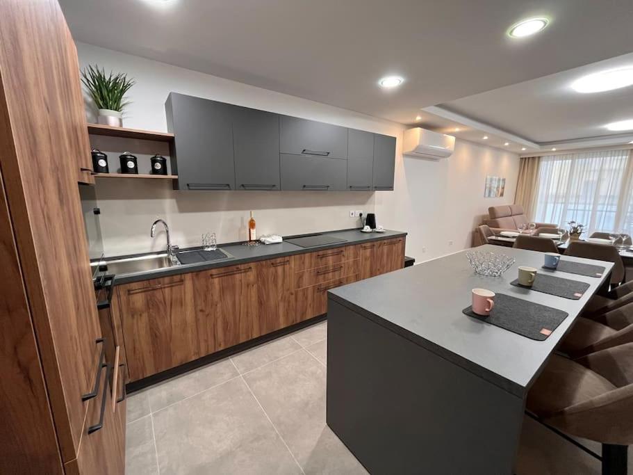 Апартаменты 3 Bedroom Seaside Luxury - Sleeps 8 Сент-Полс-Бей