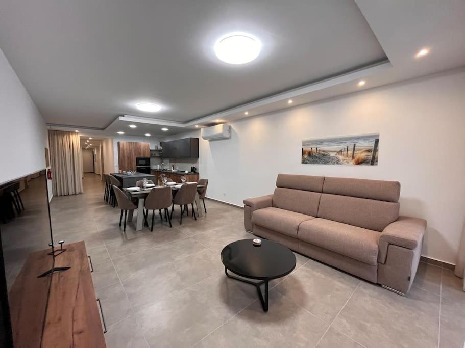 Апартаменты 3 Bedroom Seaside Luxury - Sleeps 8