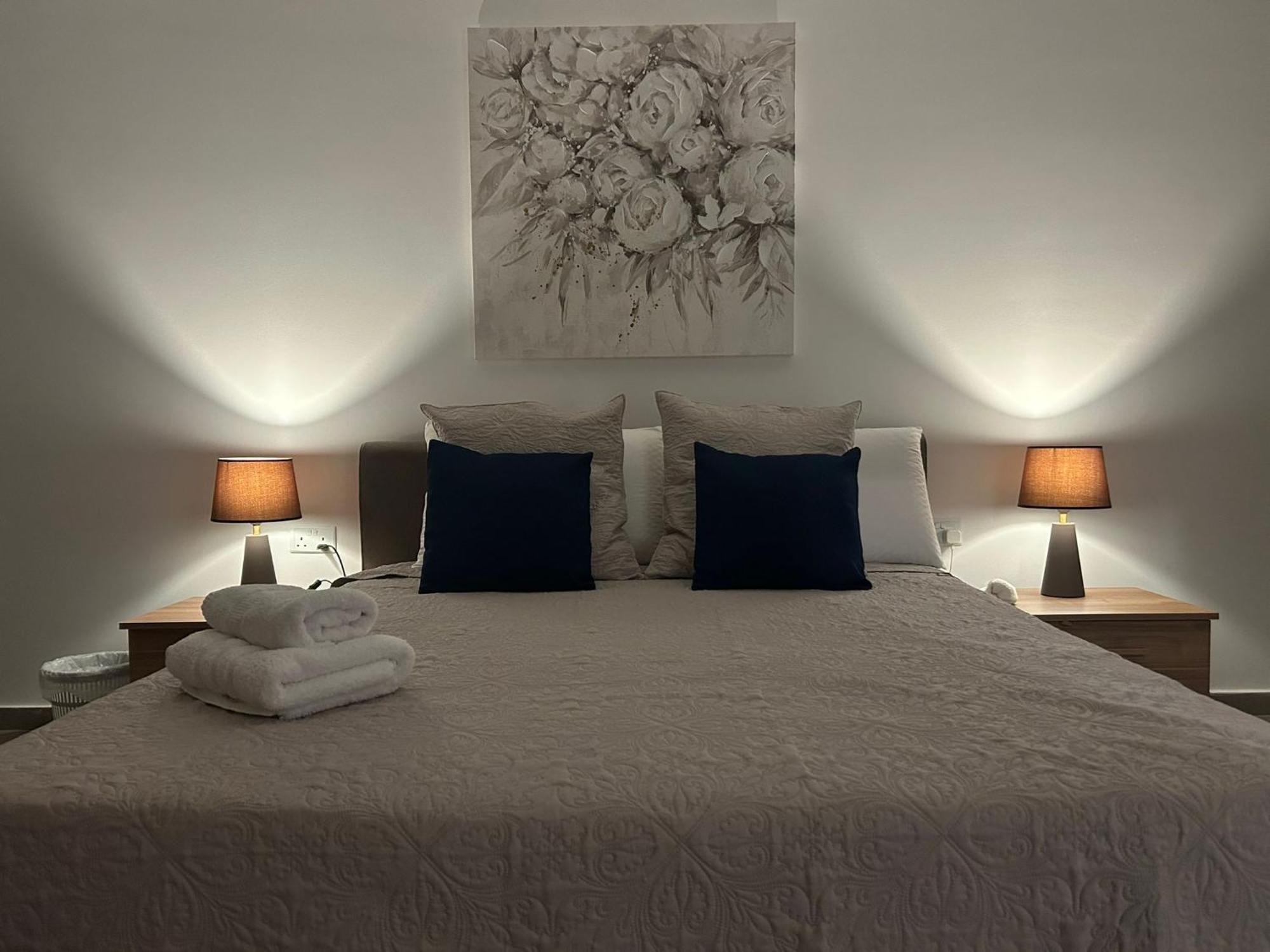 3 Bedroom Seaside Luxury - Sleeps 8 *
